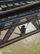 Cảnh sát giải cứu ông bố ôm con nhỏ định nhảy cầu Long Biên tự tử